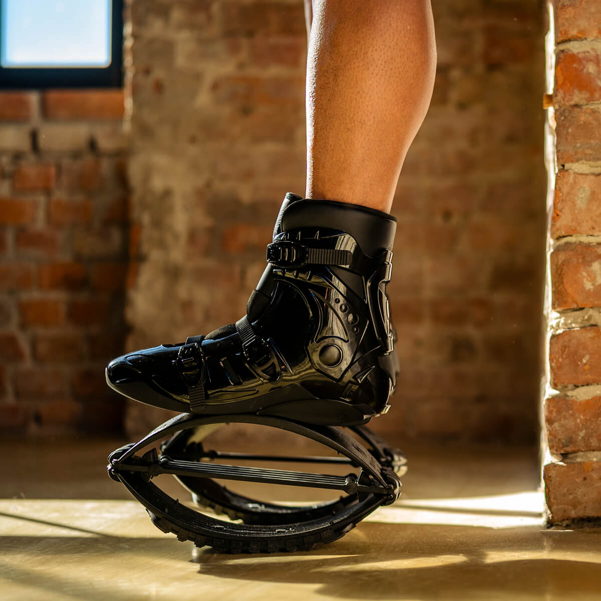 Vue latérale en gros plan d'une personne debout portant des bottes Fit Boots Rebound à l'intérieur.