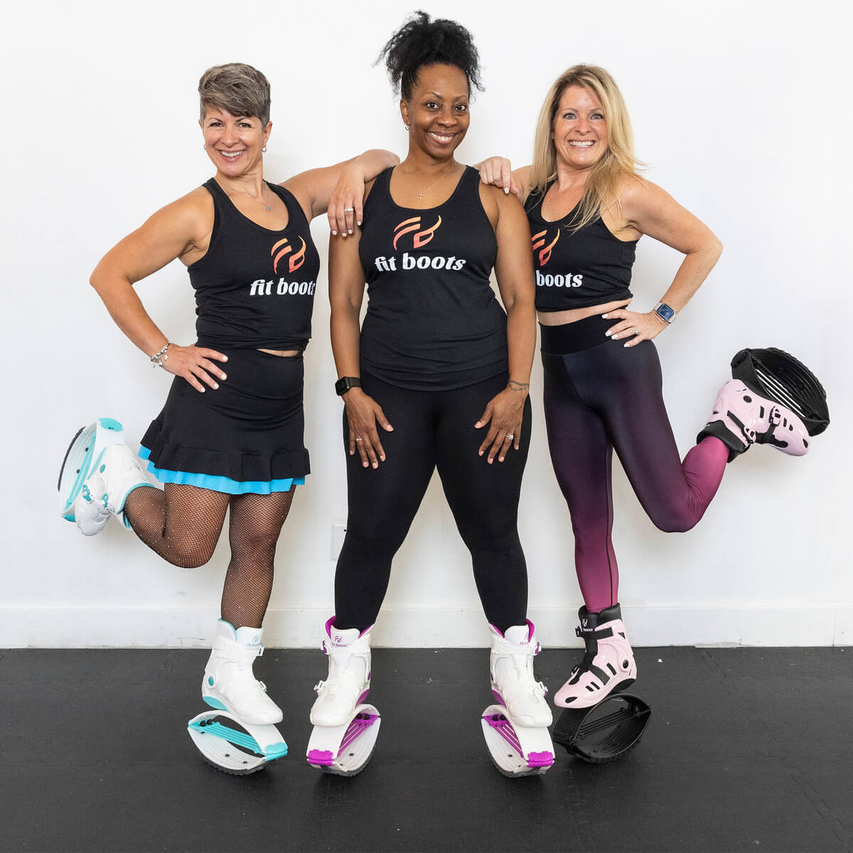 3 filles avec des bottes adaptées